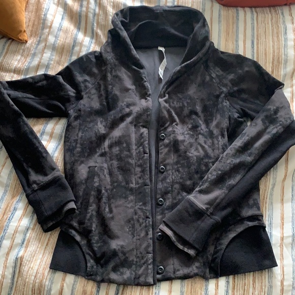 lululemon athletica Jackets & Blazers - Lululemon sweatshirt
